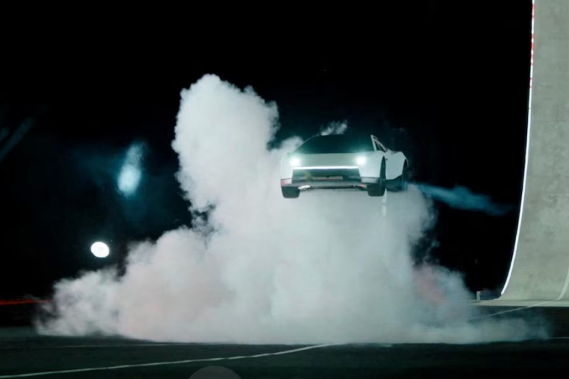 Tesla presentó un Roadster capaz de realizar maniobras aéreas y acelerar de 0 a 100 km/h en menos de un segundo