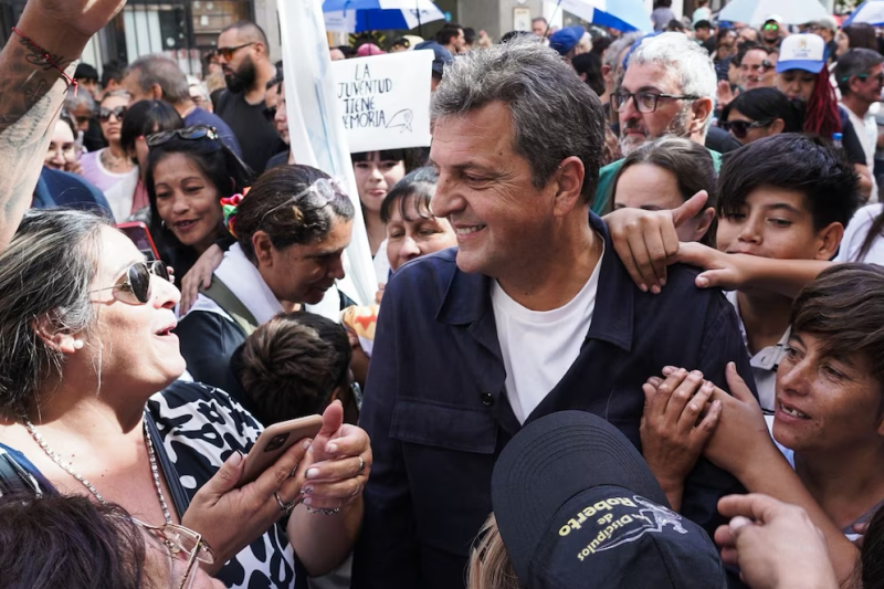 Día de la Lealtad: Massa llamó a la unidad del PJ y Cristina Kirchner saludó a la militancia y cantó desde su balcón