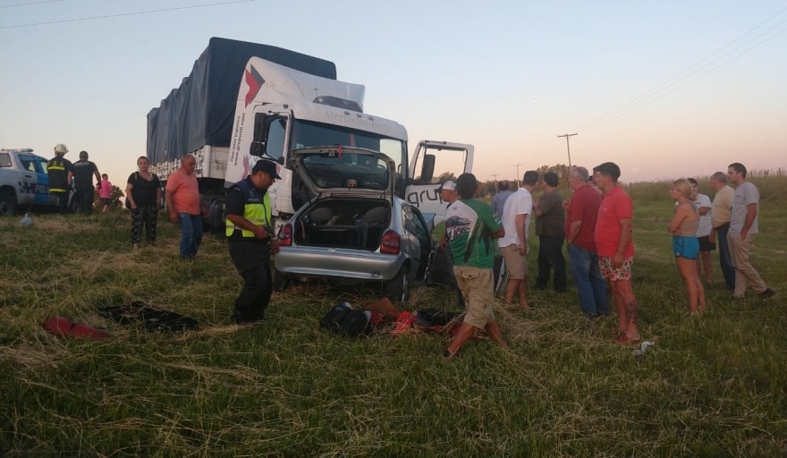 Ruta 3: dos jóvenes murieron tras chocar de frente contra un camión que ...
