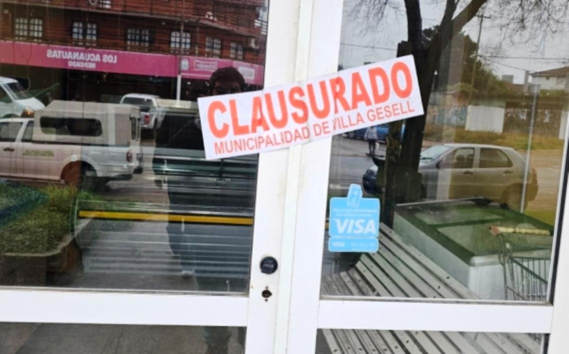 Villa Gesell: Clausuran pollería tras un video mostrando ratas dentro de la heladera mostrador