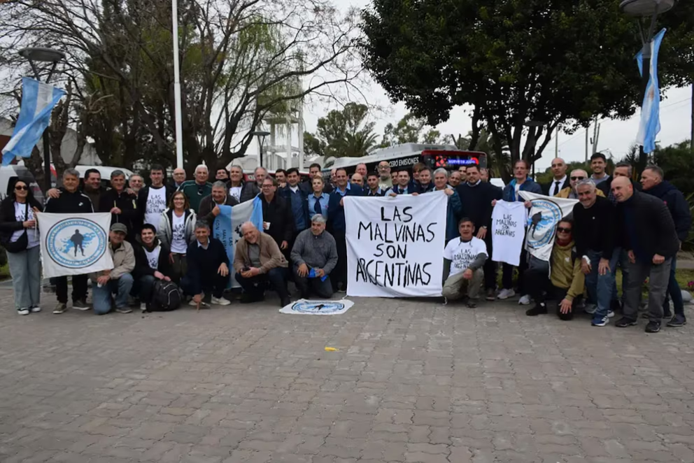 Nueve veteranos de Malvinas regresaron al archipiélago por primera vez desde 1982