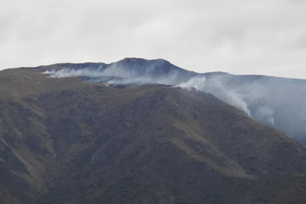 Un incendio forestal arrasa con 15 hectáreas en las sierras de San Luis y dificulta el trabajo de los bomberos