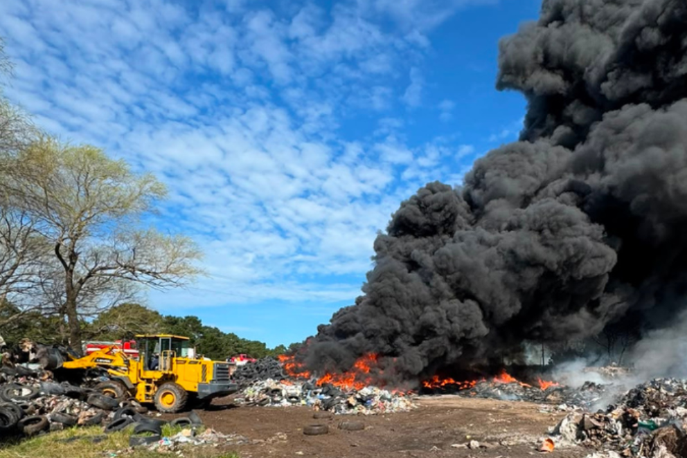 Villa Gesell: Un incendio de gran magnitud afectó un acopio de cubiertas junto a la Ruta 11