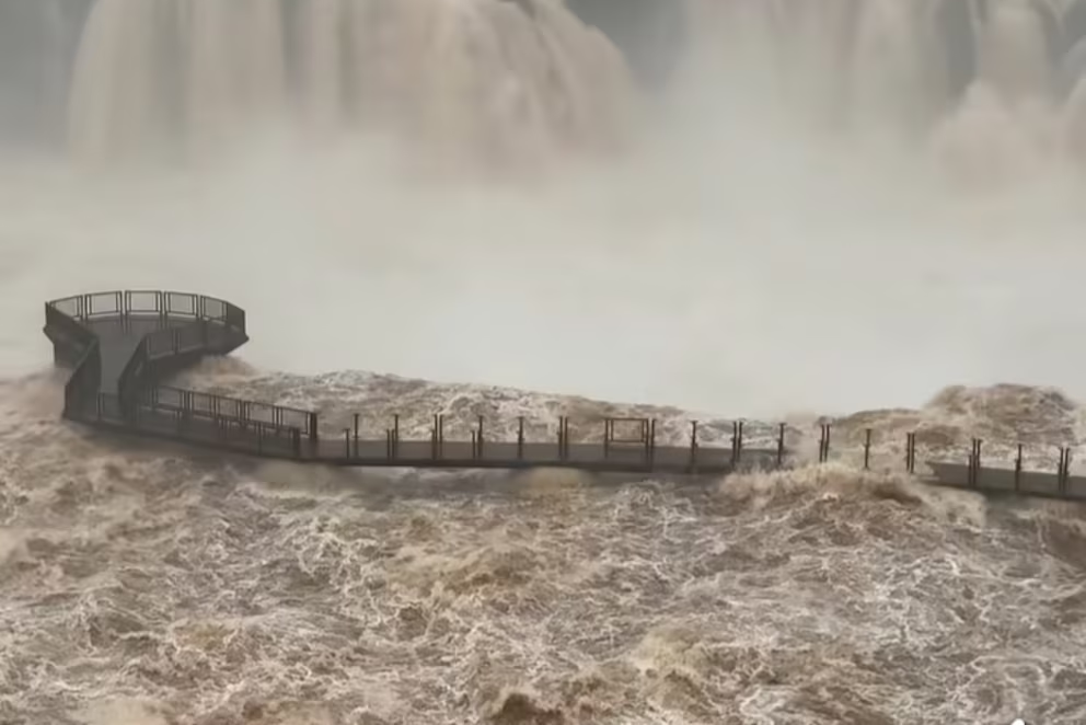 La crecida del río Iguazú obligó a cerrar un circuito de las Cataratas por seguridad