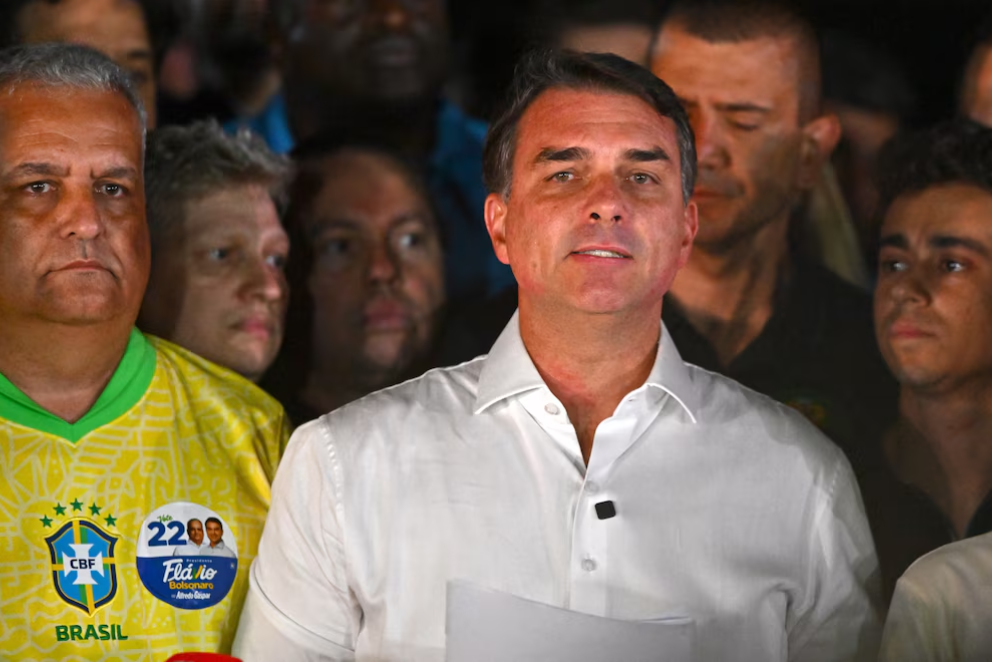 Incógnita resuelta: Migraciones confirmó que Flávio Bolsonaro viajó con su familia desde Argentina hacia Ecuador