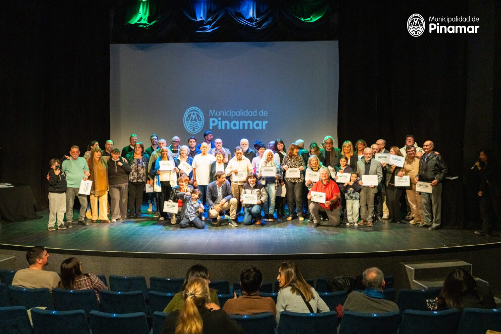 Pinamar homenajeó a sus trabajadores municipales jubilados en un acto en el Teatro de la Torre