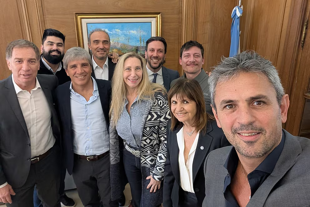 El Gobierno busca ordenar sus internas y cerrar acuerdos antes de la visita del papa León XIV